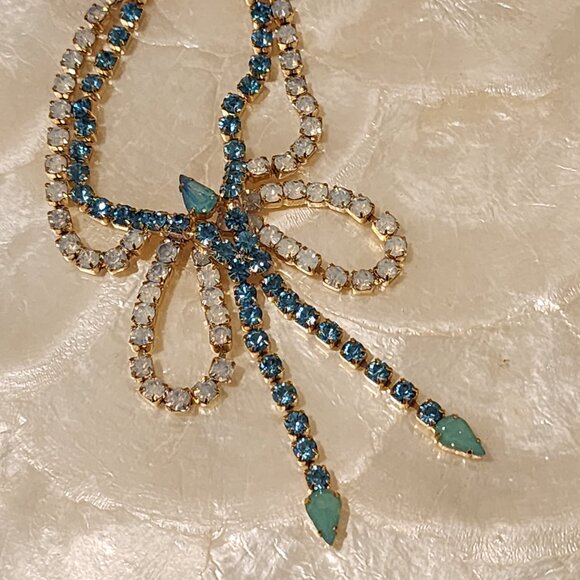 Excellent!! Gold-Toned Cupid’s Bow Blue-White Iridescent Rhinestone Necklace - Picture 5 of 10